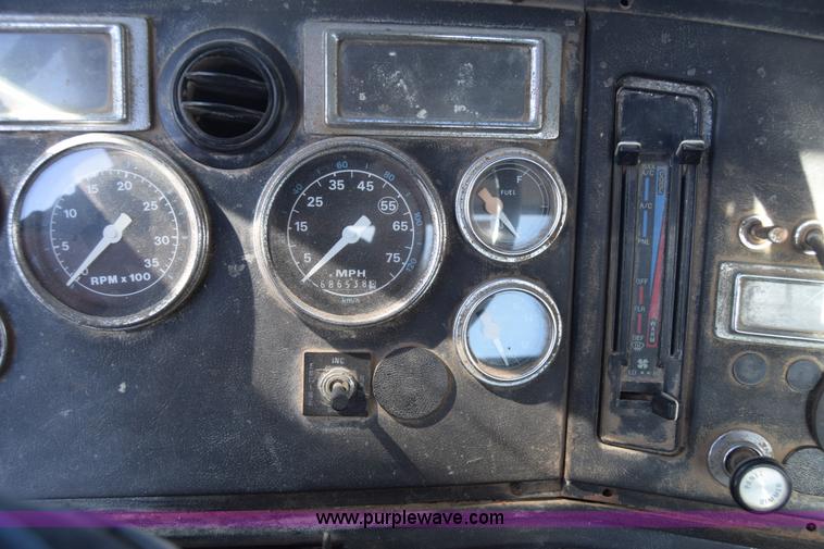 image for item J7088 1992 Ford LA9000 AeroMax 106 truck cab and chassis