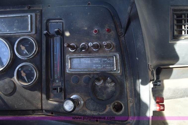 image for item J7088 1992 Ford LA9000 AeroMax 106 truck cab and chassis