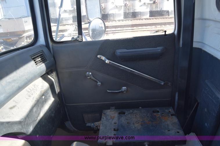 image for item J7088 1992 Ford LA9000 AeroMax 106 truck cab and chassis