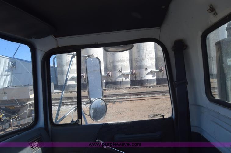 image for item J7088 1992 Ford LA9000 AeroMax 106 truck cab and chassis