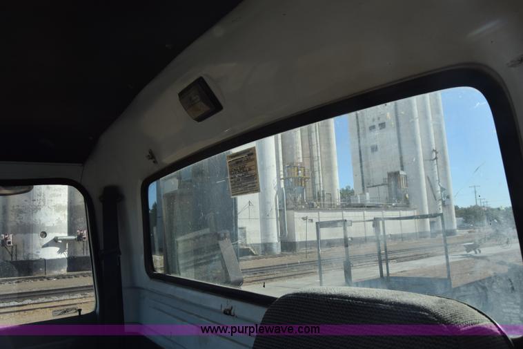 image for item J7088 1992 Ford LA9000 AeroMax 106 truck cab and chassis