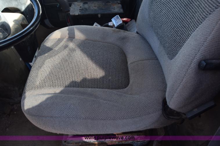 image for item J7088 1992 Ford LA9000 AeroMax 106 truck cab and chassis