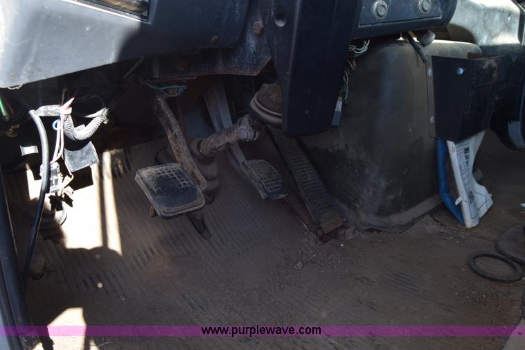 image for item J7088 1992 Ford LA9000 AeroMax 106 truck cab and chassis