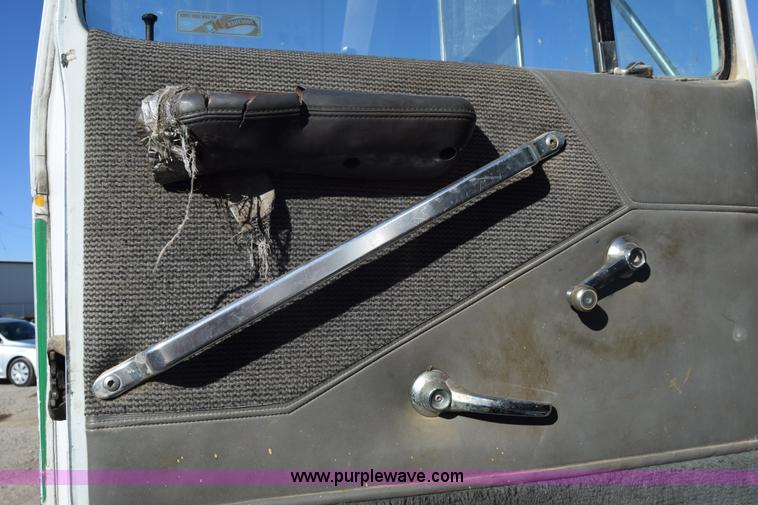 image for item J7088 1992 Ford LA9000 AeroMax 106 truck cab and chassis