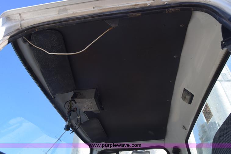 image for item J7088 1992 Ford LA9000 AeroMax 106 truck cab and chassis