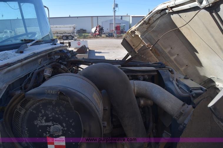 image for item J7088 1992 Ford LA9000 AeroMax 106 truck cab and chassis