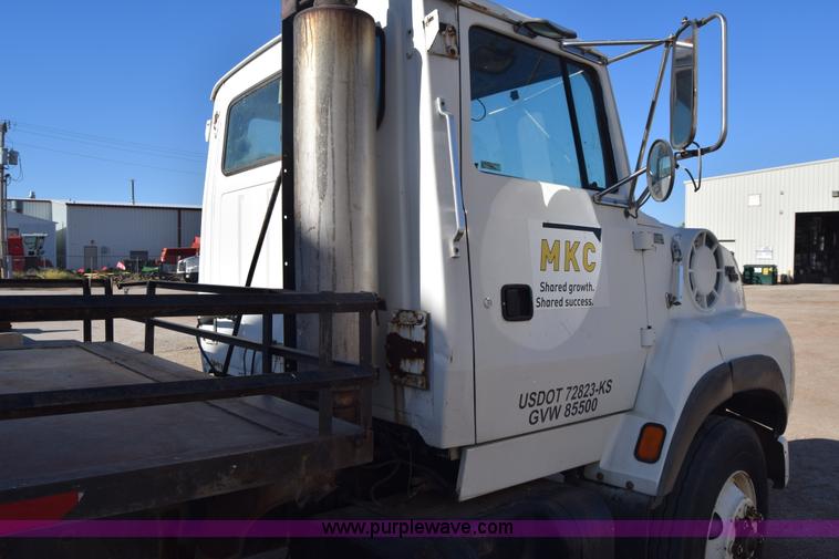 image for item J7088 1992 Ford LA9000 AeroMax 106 truck cab and chassis