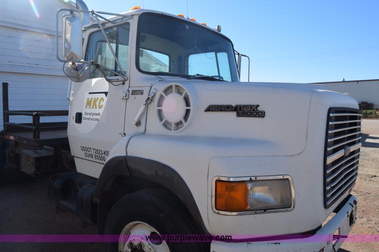 image for item J7088 1992 Ford LA9000 AeroMax 106 truck cab and chassis