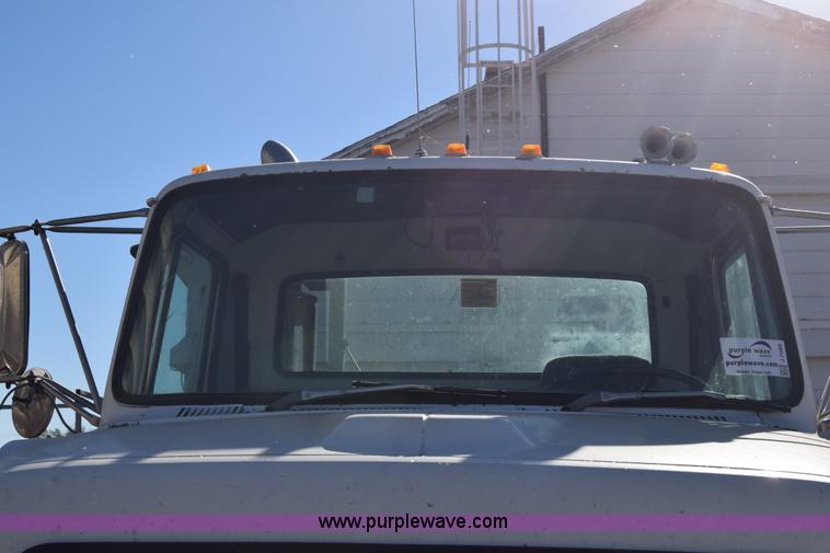 image for item J7088 1992 Ford LA9000 AeroMax 106 truck cab and chassis