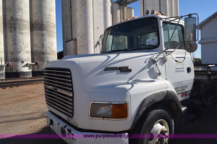 image for item J7088 1992 Ford LA9000 AeroMax 106 truck cab and chassis