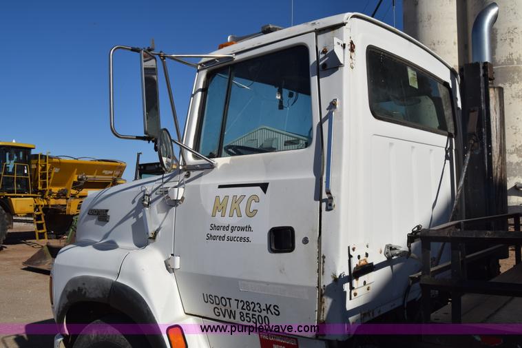 image for item J7088 1992 Ford LA9000 AeroMax 106 truck cab and chassis