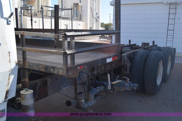 image for item J7088 1992 Ford LA9000 AeroMax 106 truck cab and chassis