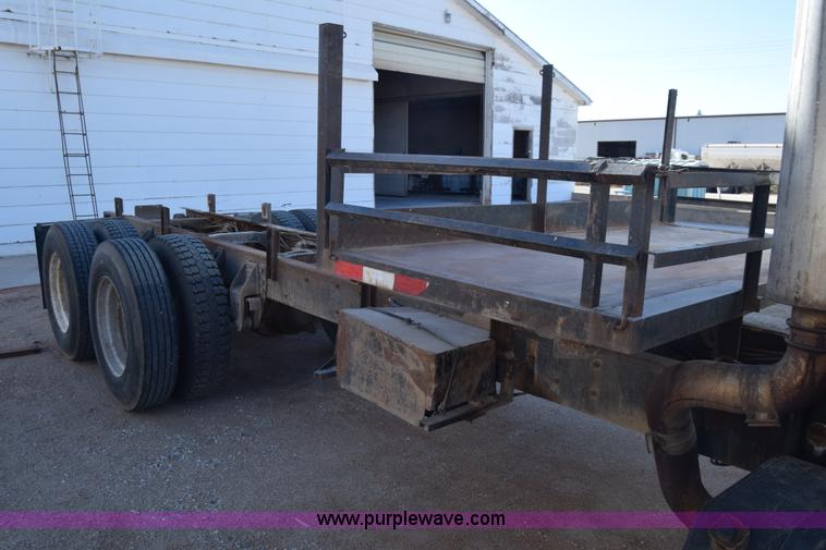image for item J7088 1992 Ford LA9000 AeroMax 106 truck cab and chassis