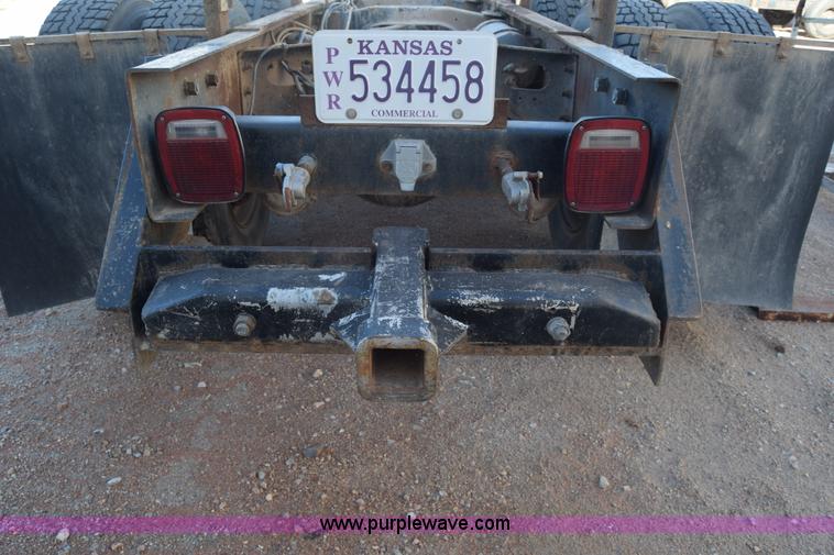 image for item J7088 1992 Ford LA9000 AeroMax 106 truck cab and chassis