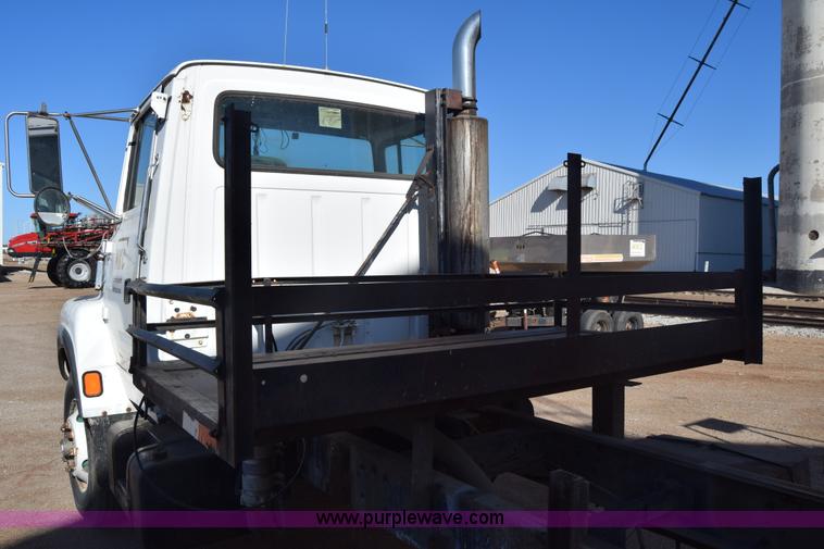 image for item J7088 1992 Ford LA9000 AeroMax 106 truck cab and chassis