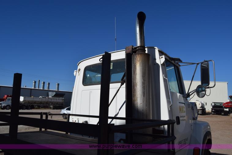 image for item J7088 1992 Ford LA9000 AeroMax 106 truck cab and chassis