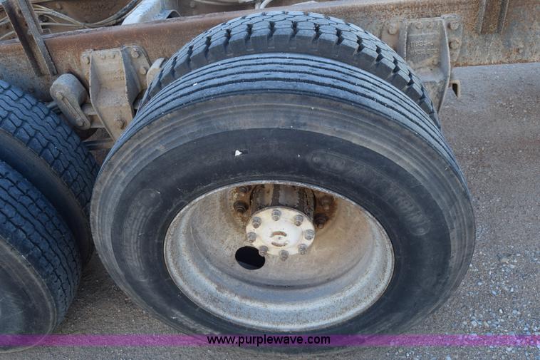 image for item J7088 1992 Ford LA9000 AeroMax 106 truck cab and chassis