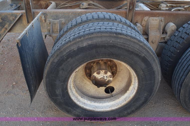 image for item J7088 1992 Ford LA9000 AeroMax 106 truck cab and chassis