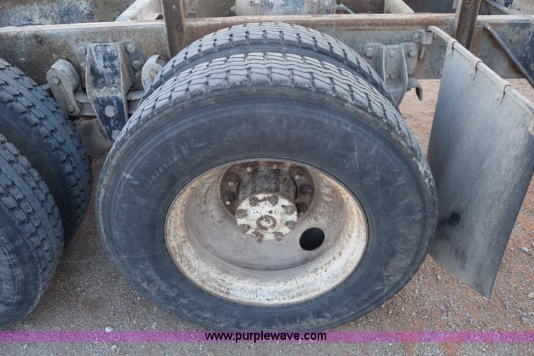 image for item J7088 1992 Ford LA9000 AeroMax 106 truck cab and chassis