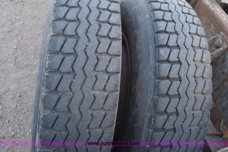 image for item J7088 1992 Ford LA9000 AeroMax 106 truck cab and chassis