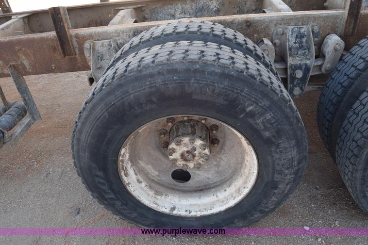 image for item J7088 1992 Ford LA9000 AeroMax 106 truck cab and chassis