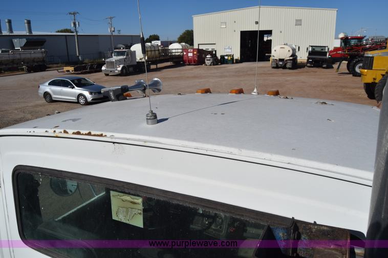 image for item J7088 1992 Ford LA9000 AeroMax 106 truck cab and chassis