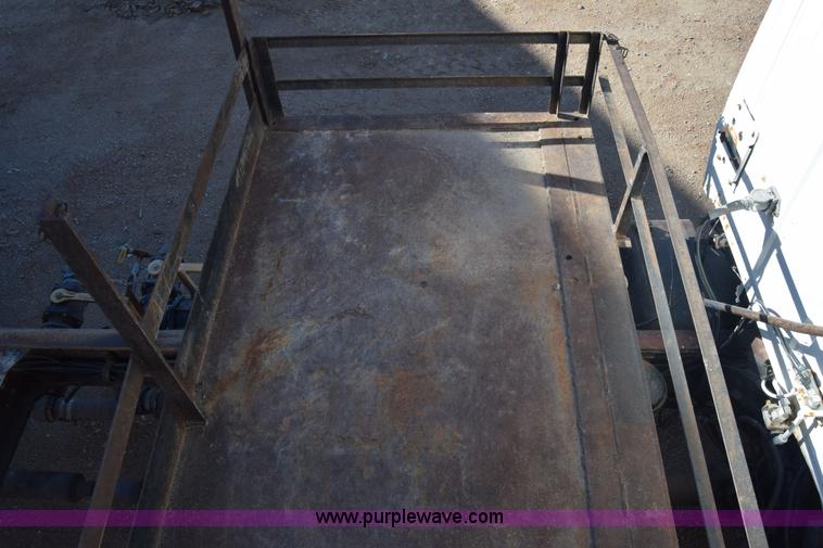 image for item J7088 1992 Ford LA9000 AeroMax 106 truck cab and chassis