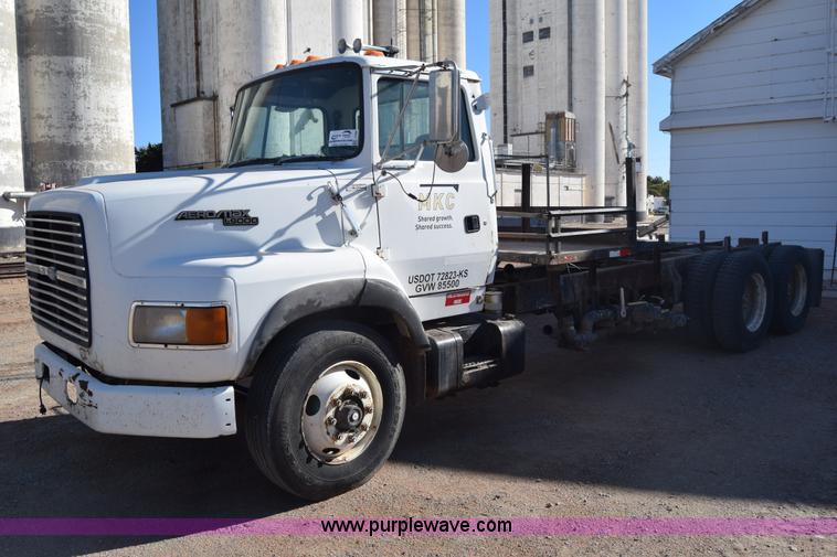 image for item J7088 1992 Ford LA9000 AeroMax 106 truck cab and chassis