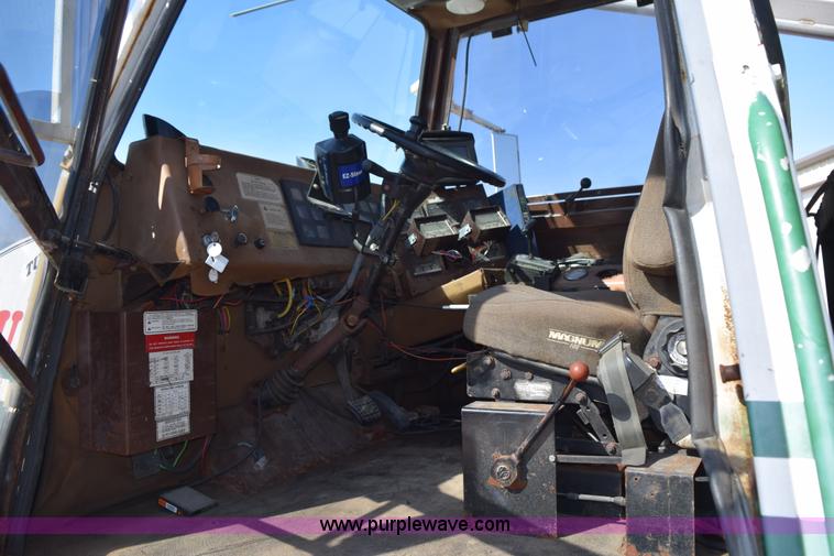 image for item J8495 1992 International 4900 Loral Magnum applicator truck