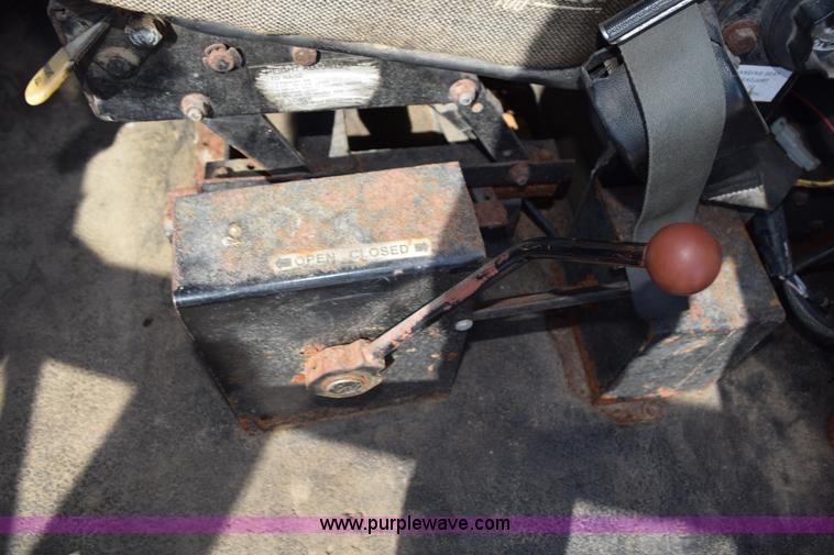 image for item J8495 1992 International 4900 Loral Magnum applicator truck