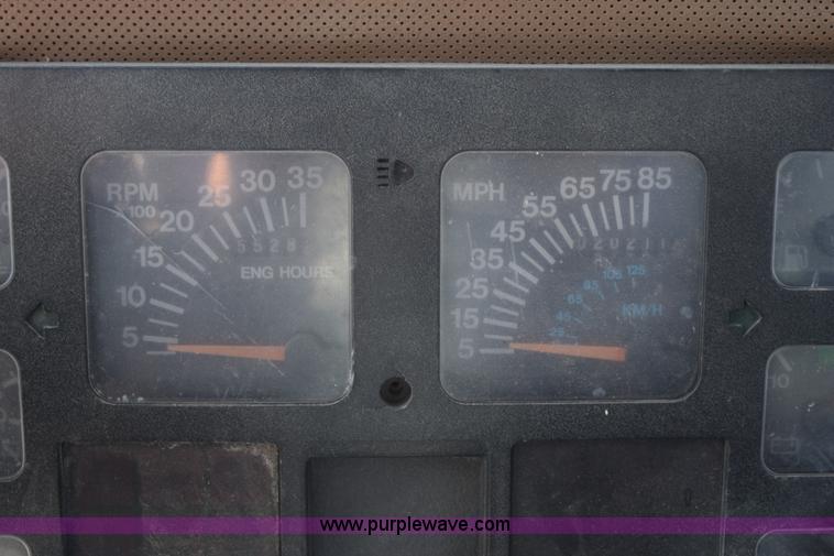 image for item J8495 1992 International 4900 Loral Magnum applicator truck