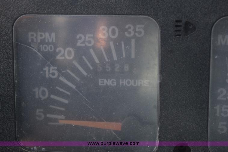 image for item J8495 1992 International 4900 Loral Magnum applicator truck