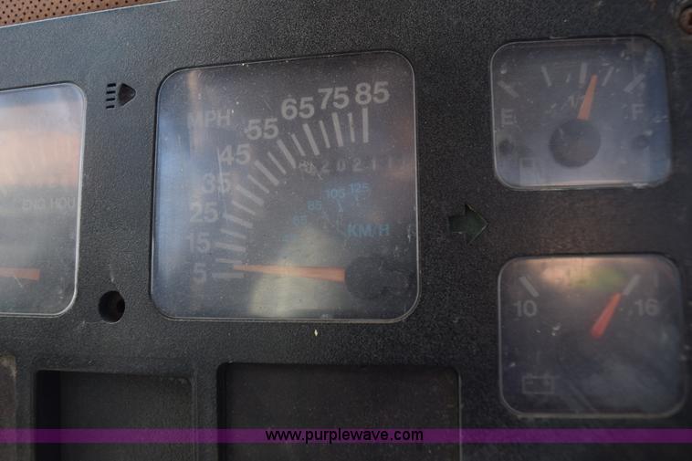 image for item J8495 1992 International 4900 Loral Magnum applicator truck