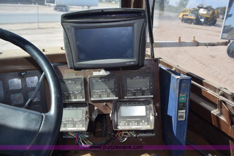 image for item J8495 1992 International 4900 Loral Magnum applicator truck