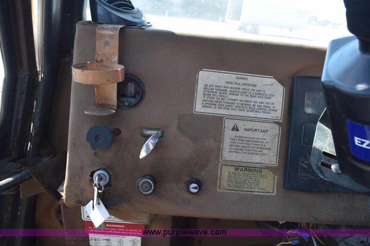 image for item J8495 1992 International 4900 Loral Magnum applicator truck