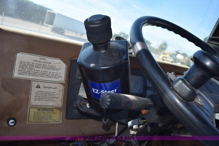 image for item J8495 1992 International 4900 Loral Magnum applicator truck