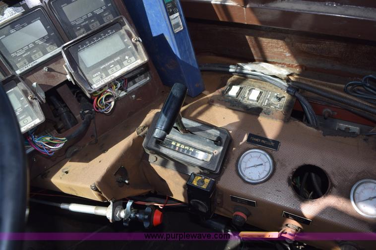 image for item J8495 1992 International 4900 Loral Magnum applicator truck