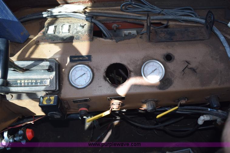 image for item J8495 1992 International 4900 Loral Magnum applicator truck