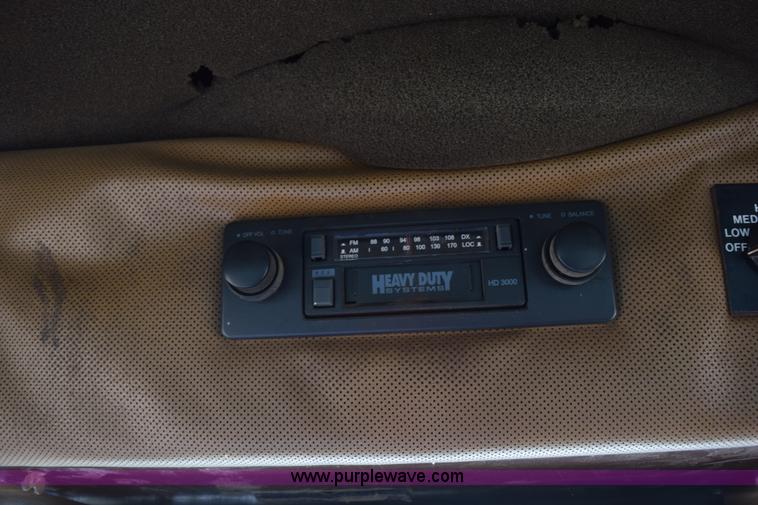 image for item J8495 1992 International 4900 Loral Magnum applicator truck