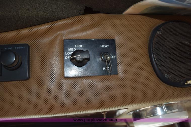 image for item J8495 1992 International 4900 Loral Magnum applicator truck