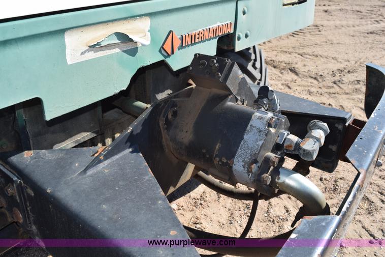 image for item J8495 1992 International 4900 Loral Magnum applicator truck