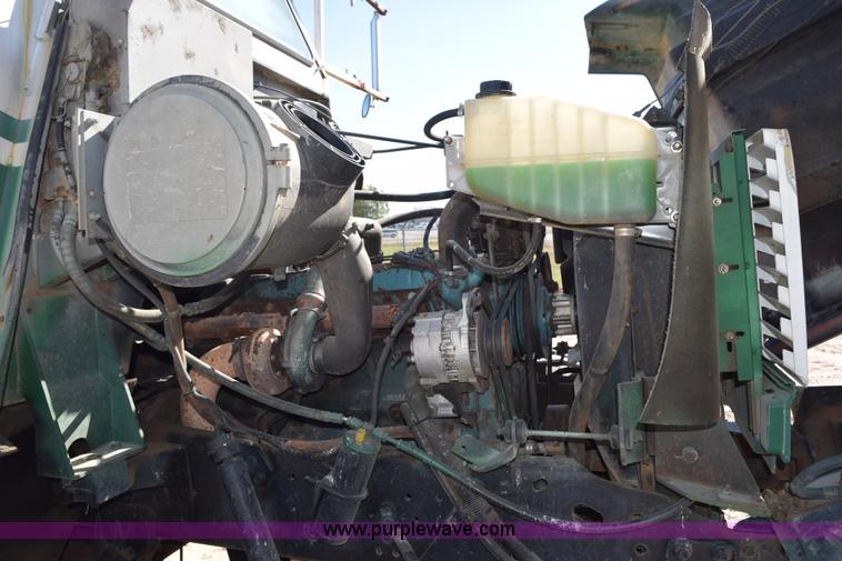 image for item J8495 1992 International 4900 Loral Magnum applicator truck