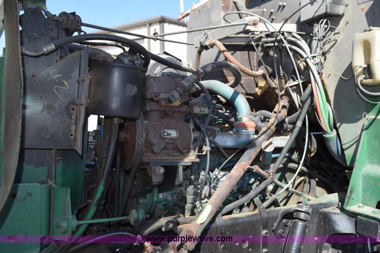 image for item J8495 1992 International 4900 Loral Magnum applicator truck