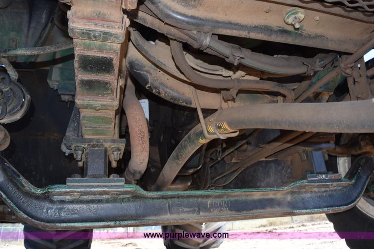 image for item J8495 1992 International 4900 Loral Magnum applicator truck