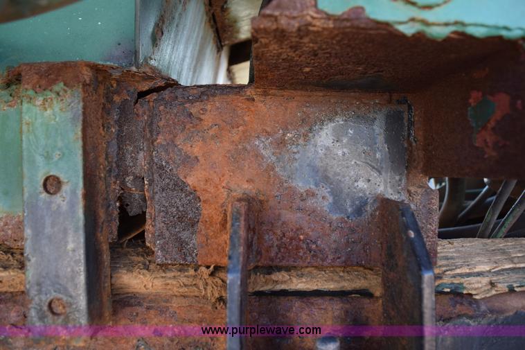 image for item J8495 1992 International 4900 Loral Magnum applicator truck