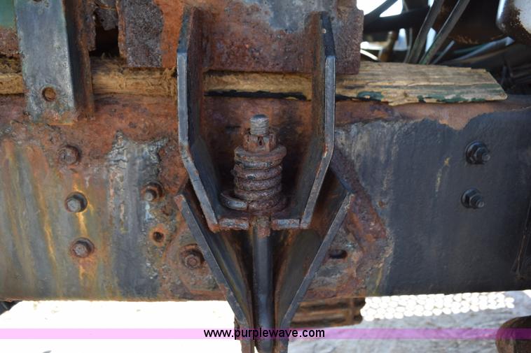 image for item J8495 1992 International 4900 Loral Magnum applicator truck