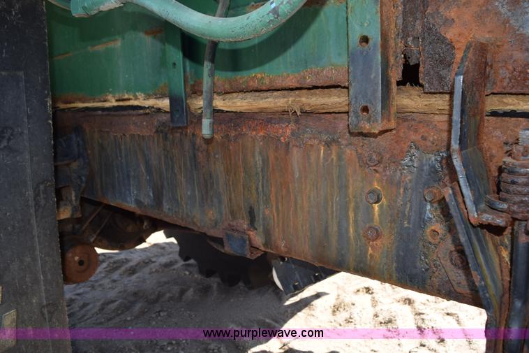 image for item J8495 1992 International 4900 Loral Magnum applicator truck