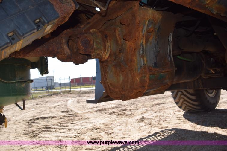 image for item J8495 1992 International 4900 Loral Magnum applicator truck