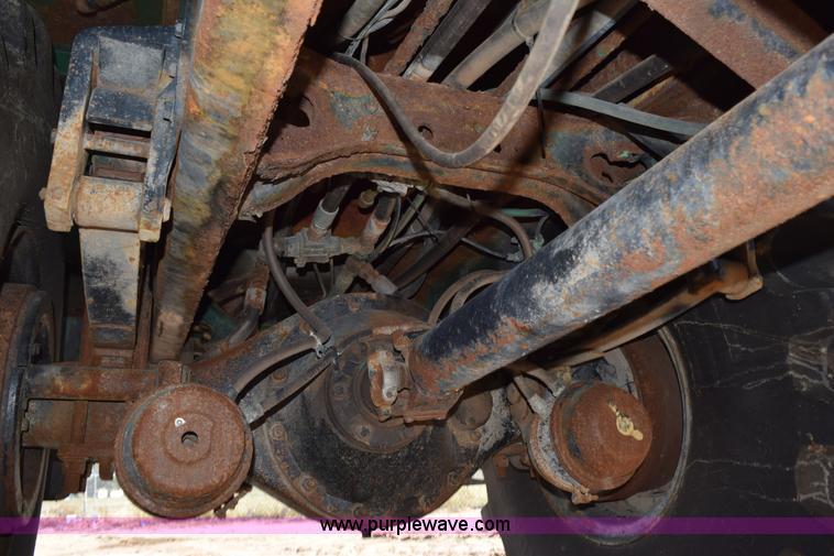 image for item J8495 1992 International 4900 Loral Magnum applicator truck