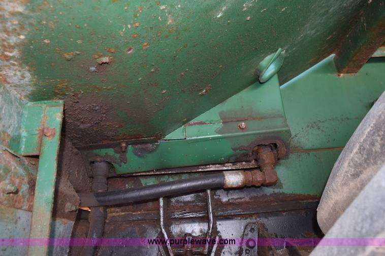 image for item J8495 1992 International 4900 Loral Magnum applicator truck